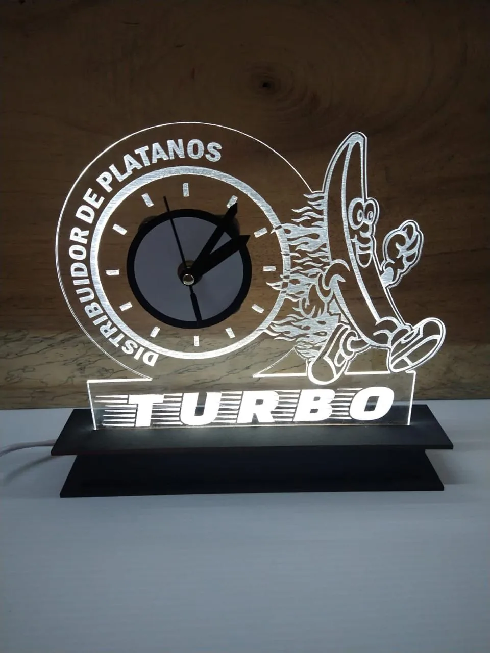 Reloj de escritorio en acrílico transparente grabado e iluminado con base de madera, personalizado para Distribuidor de Plátanos Turbo.